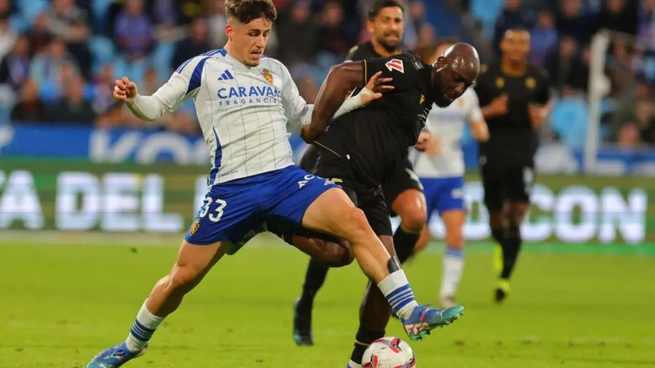 Adri&aacute;n Liso en disputo por la pelota | FOTO LaLiga