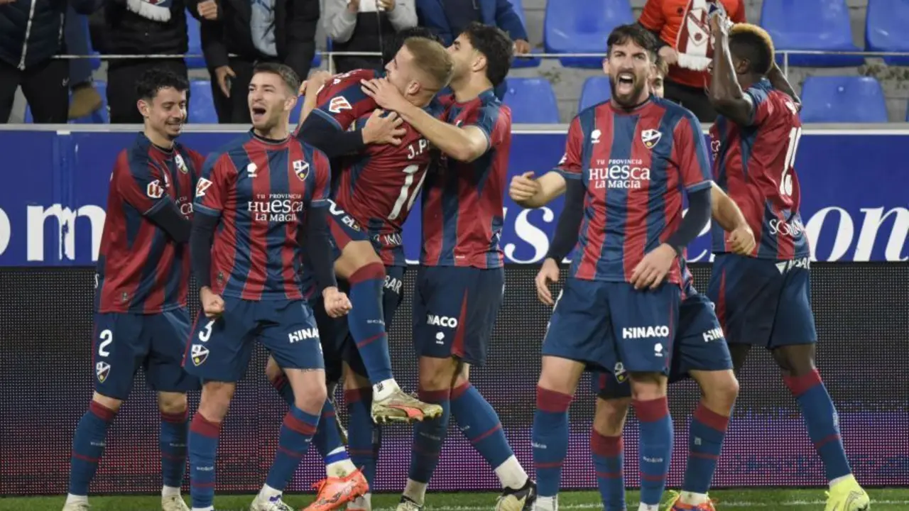 Los jugadores del Huesca se abrazan tras marcar gol al Almer&iacute;a. | Foto: LaLiga