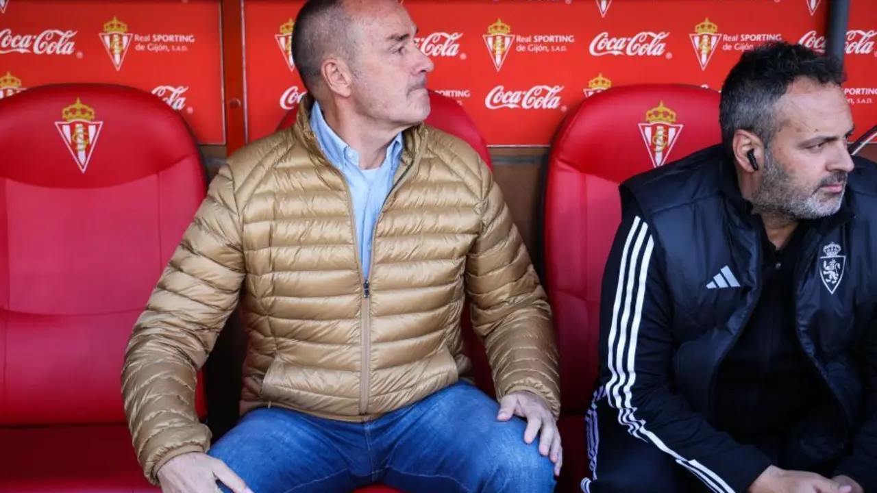 V&iacute;ctor Fern&aacute;ndez, en el banquillo del Sporting de Gij&oacute;n. Fotograf&iacute;a: LaLiga.