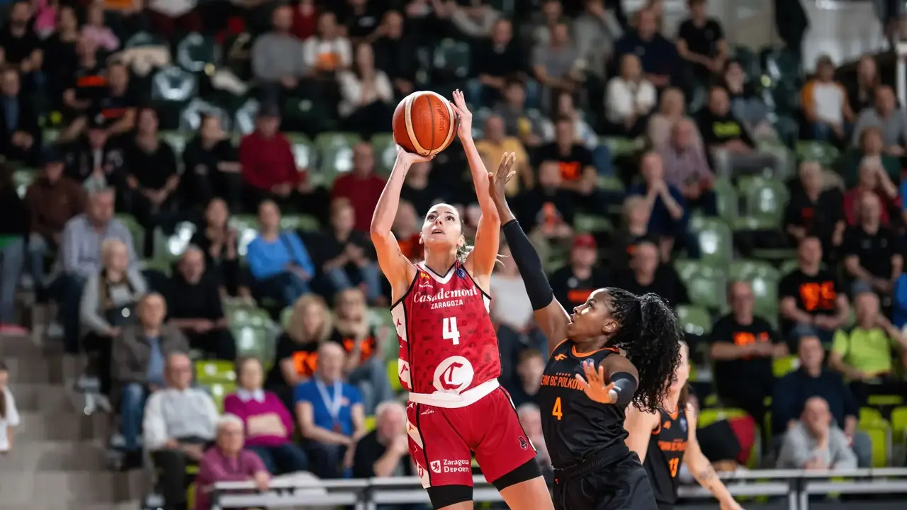 La MVP de la noche, Mariona Ort&iacute;z, entrando a canasta ante Alexis Peterson. Fotograf&iacute;a: FIBA.