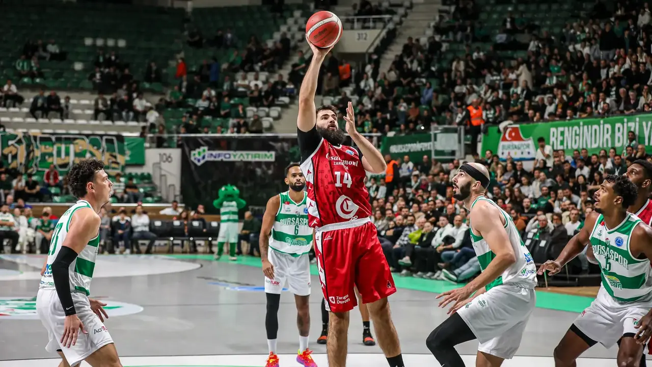 Dubljevic, finalizando a canasta delante de Sharma. Fotograf&iacute;a: FIBA