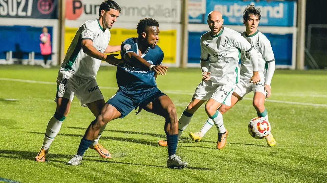 Rub&eacute;n Pulido, Blasco y Nagalada vigilan a un jugador del Badalona Futur. Foto: Badalona Futur.