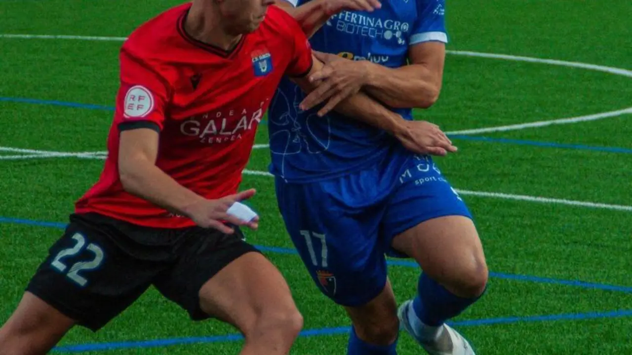 Th&eacute;o Le Normand, del CD Teruel, pugna por un bal&oacute;n ante Aimar Bonel, del Subiza. Fotograf&iacute;a: X del CD Teruel.