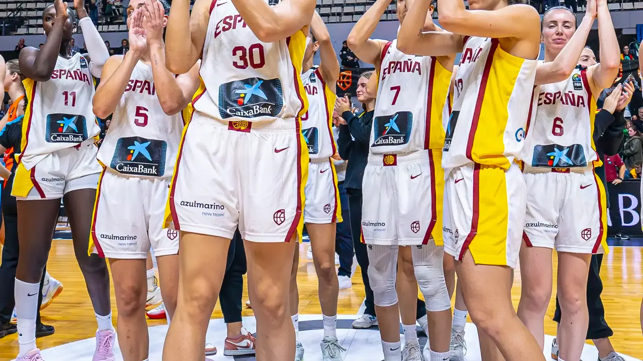 La selecci&oacute;n espa&ntilde;ola, con Hermosa y Pueyo en primer plano, agradece el apoyo de la afici&oacute;n. Fotograf&iacute;a: FIBA