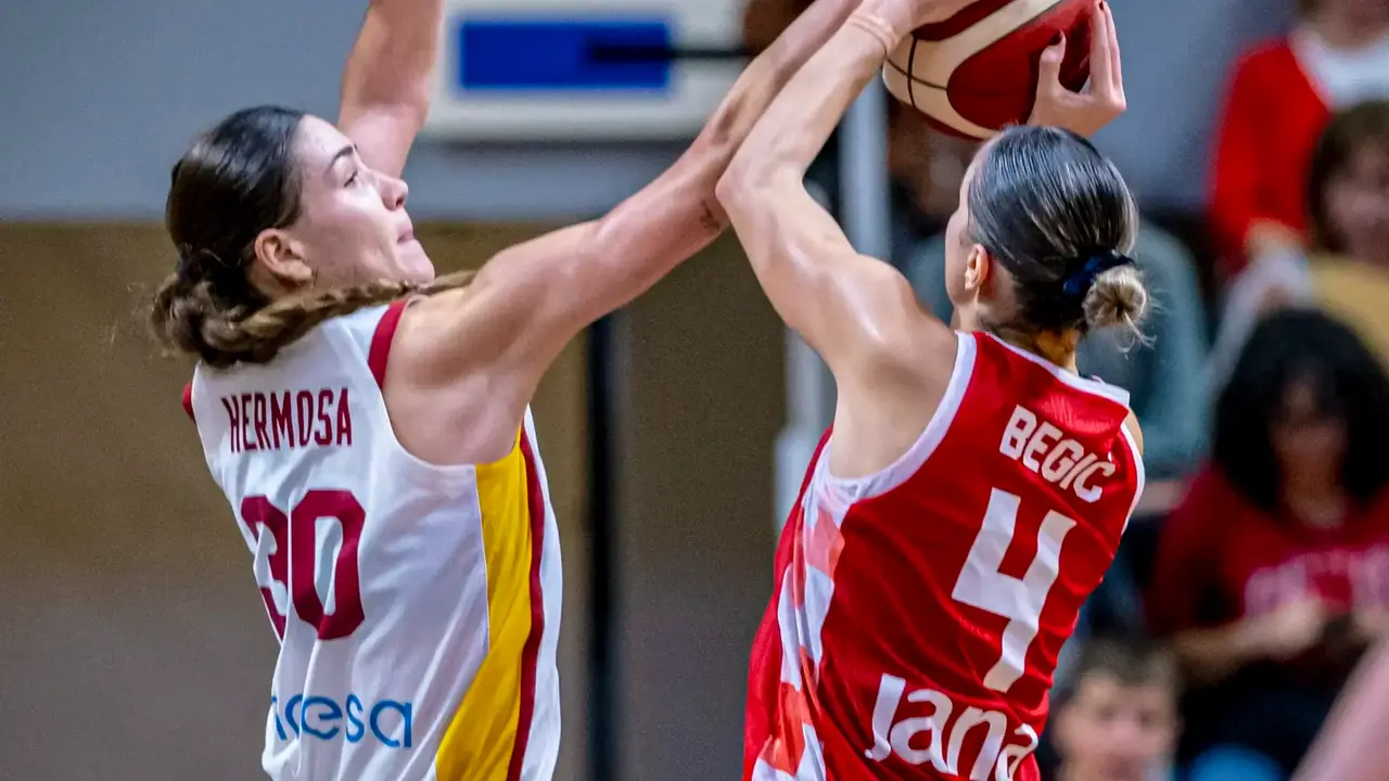 Nerea Hermosa realizando un tap&oacute;n sobre Regic en el duelo entre Espa&ntilde;a y Croacia. Fotograf&iacute;a: FIBA.