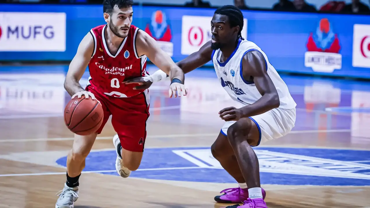Spissu intenta irse de un jugador del Anorthosis en el duelo europeo. Fotograf&iacute;a: FIBA.