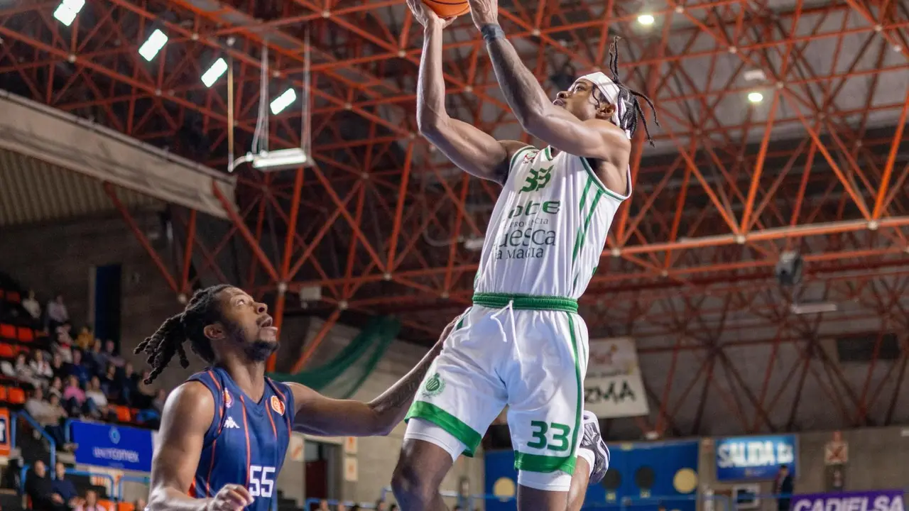 Lysander Bracey entrando a canasta. Fotograf&iacute;a: Lobe Huesca.