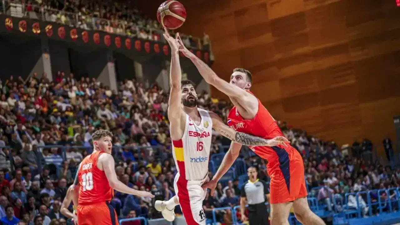 Santi Yusta, penetrando el aro con la selecci&oacute;n espa&ntilde;ola. Fotograf&iacute;a: FIBA.