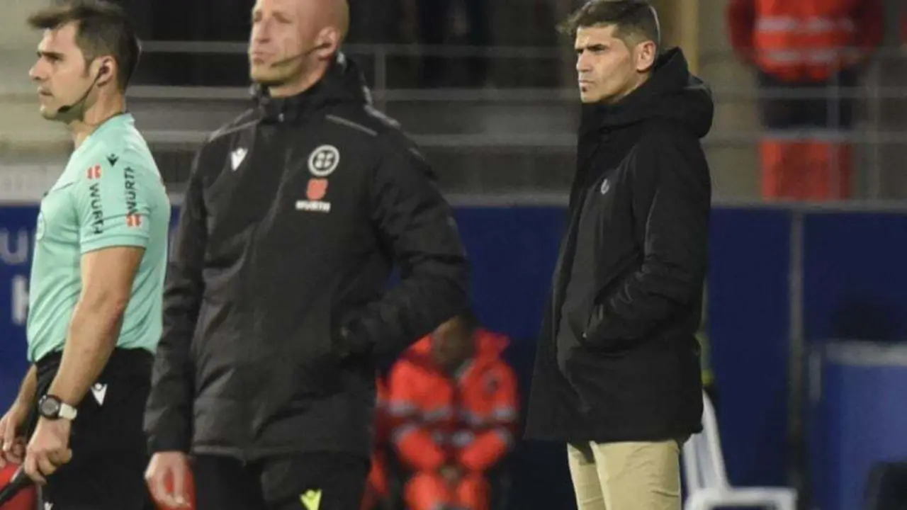 El t&eacute;cnico del Huesca en segundo plano observa a sus jugadores contra el Castell&oacute;n. Foto: LaLiga