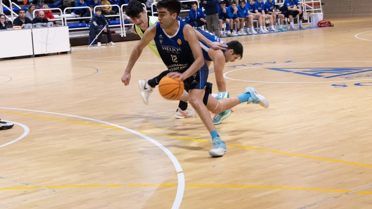 V&iacute;ctor Velaa durante un partido con el CN Helios. Fotograf&iacute;a: Lacintarapida_Photo.