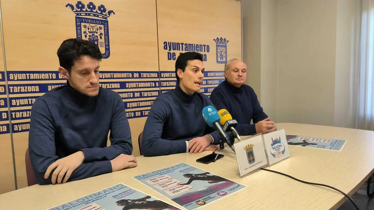 De izquierda a derecha: Carlos Ba&ntilde;os, Pablo Escribano y Juan Carlos Caama&ntilde;o. Fotograf&iacute;a: Ayuntamiento de Tarazona.