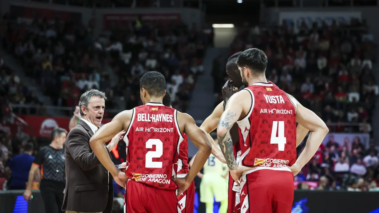 Porfi Fisac dando indicaciones a sus jugadores durante el encuentro ante el Bar&ccedil;a. Fotograf&iacute;a: Casademont Zaragoza