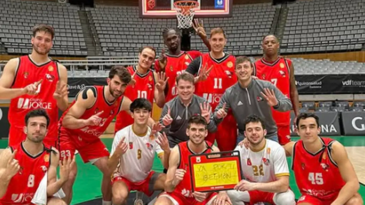 Grupo Jorge Baloncesto Zuera celebr&oacute; la victoria previa al par&oacute;n. Foto: @baloncestozuera (Instagram)