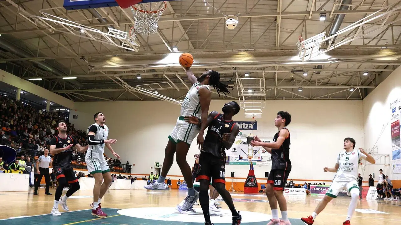 Imagen del partido del Pe&ntilde;as disputado en tierras guipuzcoanas contra el Iraurgi. Foto: Unai Murillo Baloncesto Azpeitia