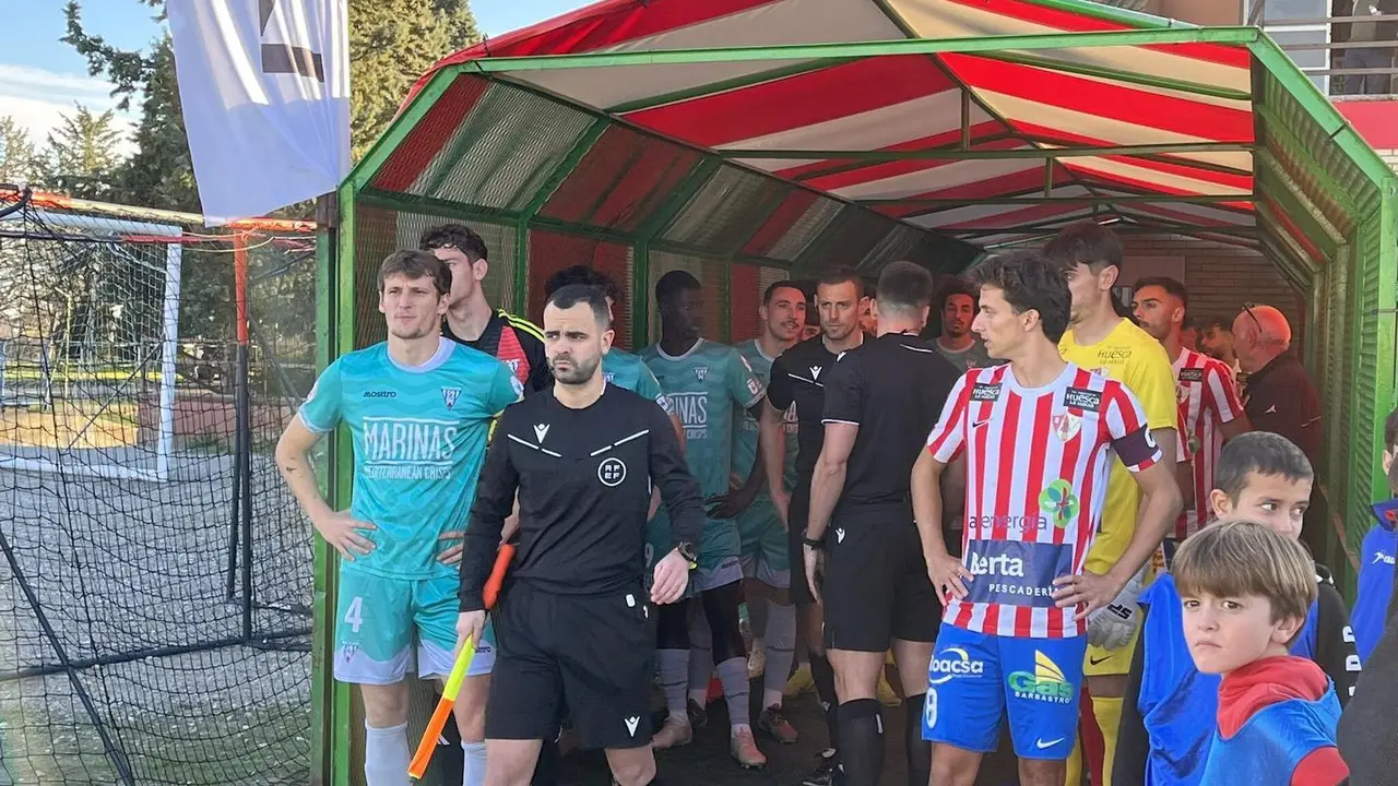 SD Ejea y UD Barbastro en el t&uacute;nel de vestuarios antes de salir al campo. Fotograf&iacute;a: UD Barbastro.