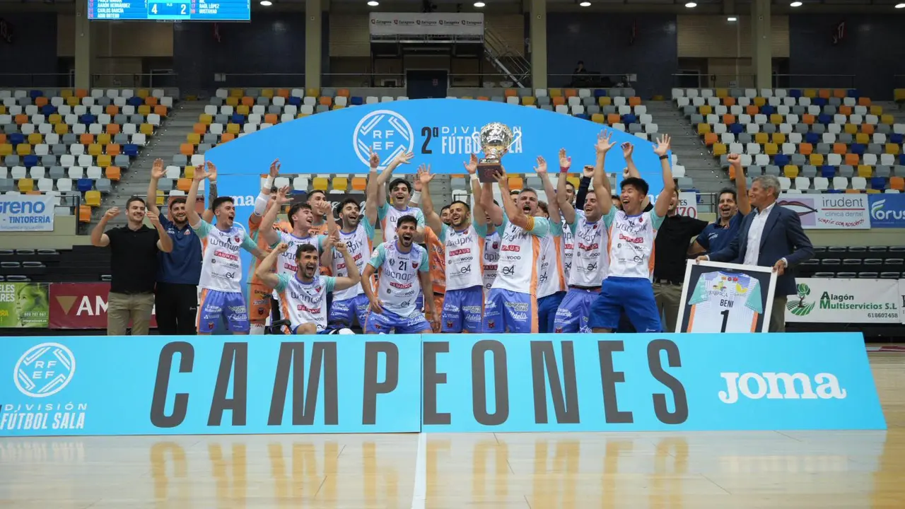 El 11 de mayo, ante el Betis, tras ser campeones desde hac&iacute;a dos jornadas, el Wanapix Zaragoza levant&oacute; la copa de campeones de Liga. Fotograf&iacute;a: Alejandro Meavilla.