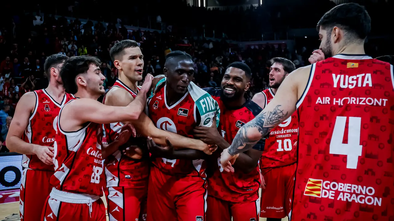 Casademont Zaragoza celebrando su &uacute;ltima victoria ante B&aacute;squet Girona. Foto: Casademont Zaragoza 