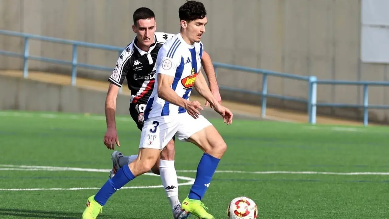 Antonio Sola trata de zafarse de su marca ante la SD Logro&ntilde;&eacute;s. Fotograf&iacute;a: Toni Torrano.