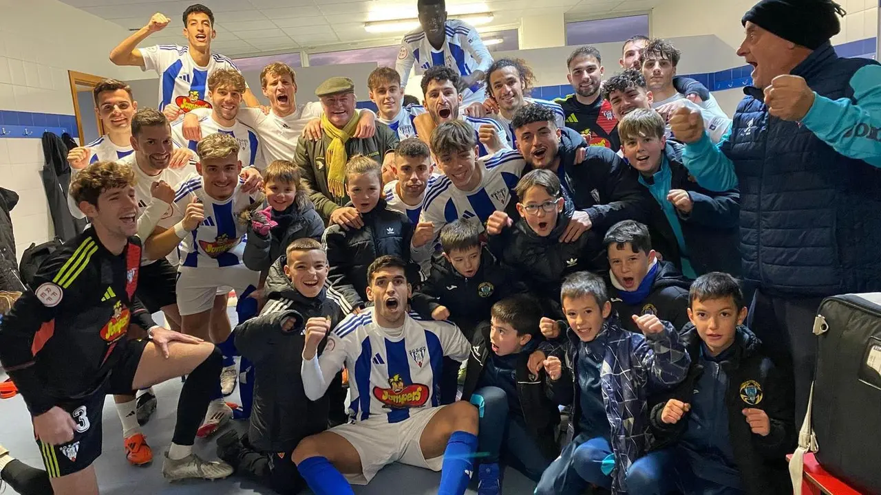 La SD Ejea festejando junto a algunos jugadores del filial y familiares el triunfo ante la Real Sociedad 'C'. Fotograf&iacute;a: X de la SD Ejea.