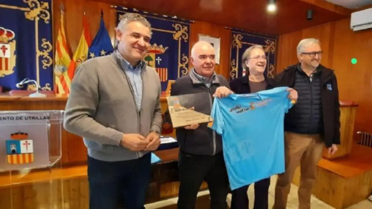 Juan Manuel recibiendo un reconocimiento en el Ayto. de Utrillas.