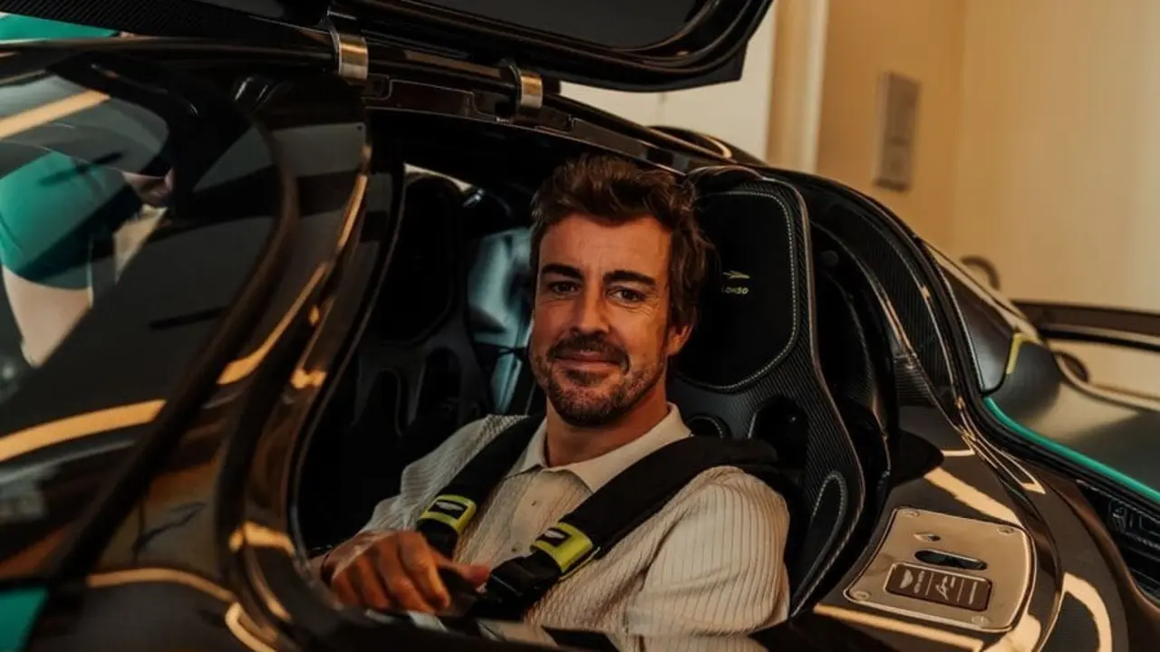 Fernando Alonso con el exclusivo Aston Martin Valkyrie. Foto: Aston Martin