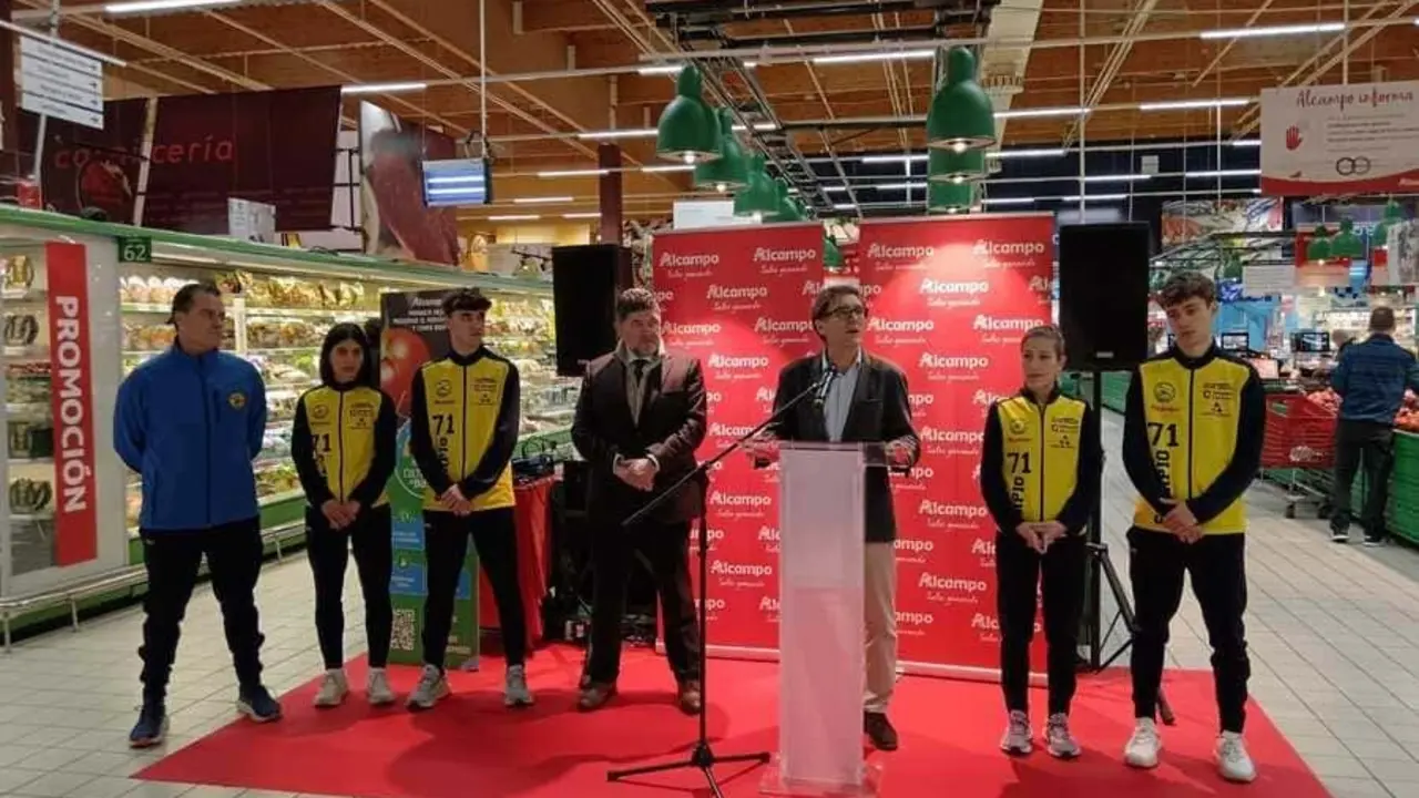 Presentaci&oacute;n del equipo que luch&oacute; este domingo por revalidar el metal que consiguieron el a&ntilde;o pasado en la Copa de Europa de Clubes de Campo a Trav&eacute;s,