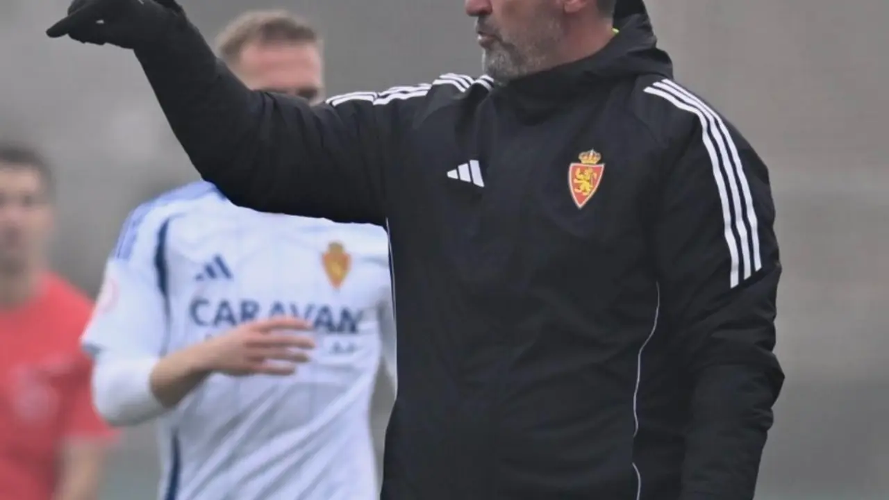 Emilio Larraz dirigiendo un encuentro del Deportivo Arag&oacute;n (Foto: "X"@RZcantera)
