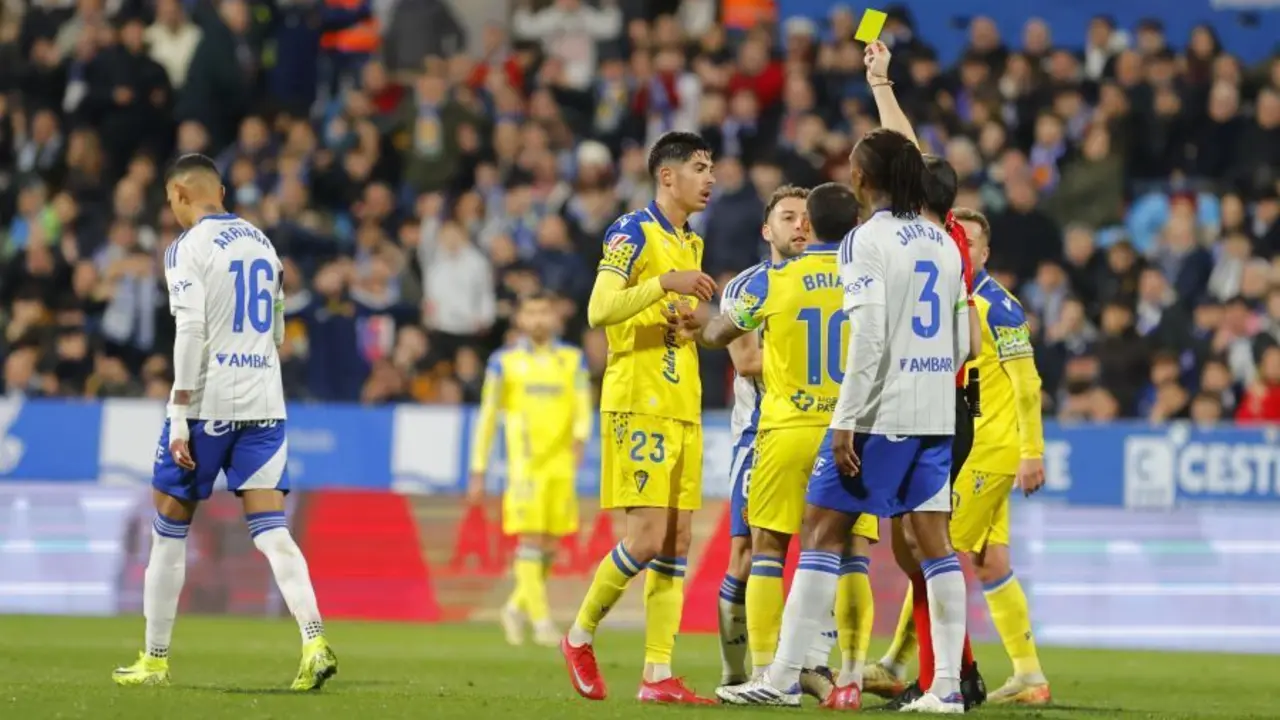 Partido bronco el que se disput&oacute; en La Romareda ante el C&aacute;diz CF | FOTO LaLiga