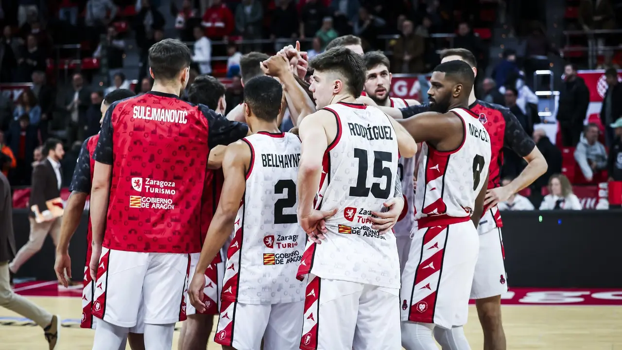 La plantilla del Casademont, derrotada tras caer en el &uacute;ltimo segundo. Fotograf&iacute;a: Casademont Zaragoza