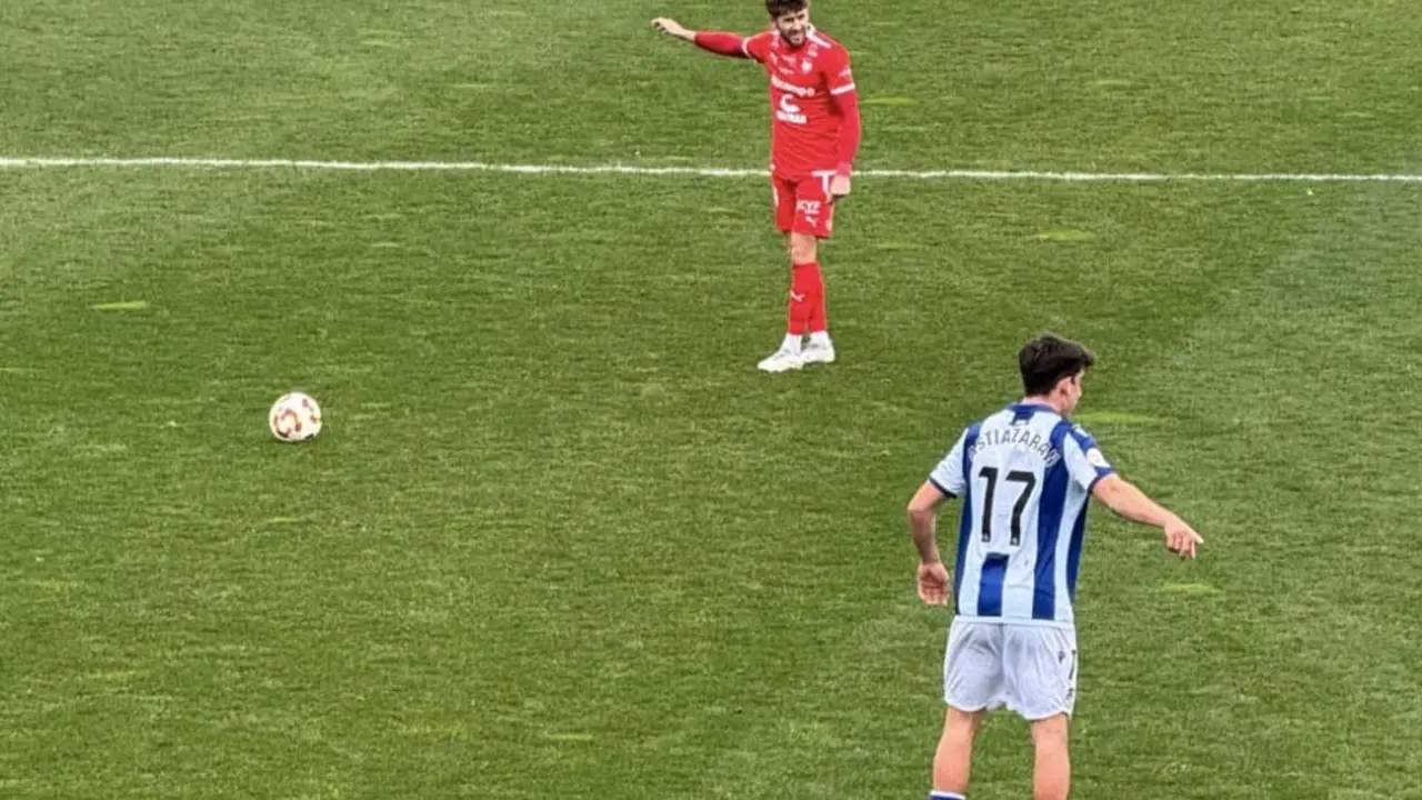 El Utebo FC, presto para lanzar una falta ante la Real Sociedad 'C'. Fotograf&iacute;a: X del Utebo FC.