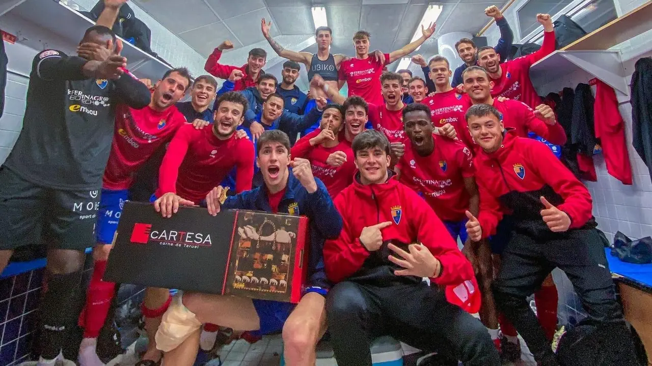 El CD Teruel celebrando en el vestuario su abultado triunfo. Fotograf&iacute;a: X del @TeruelCD.
