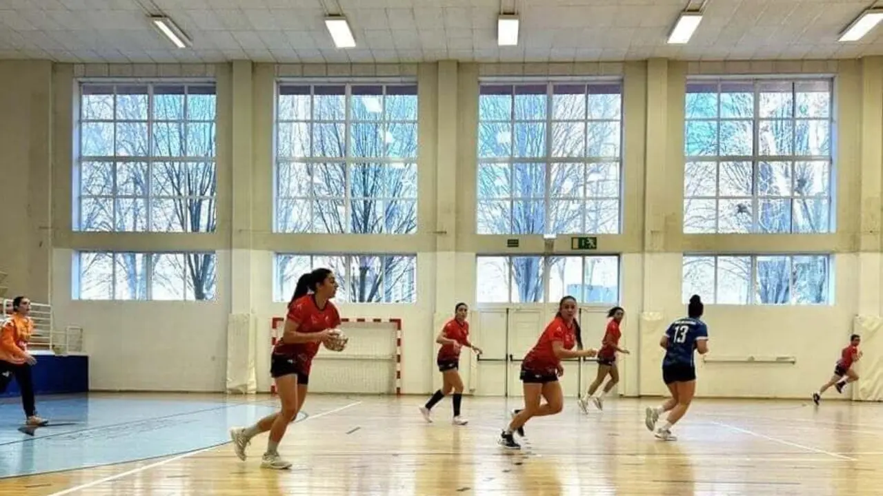 Lila Lacazette inicia un ataque para el Colores. | BALONMANO COLORES