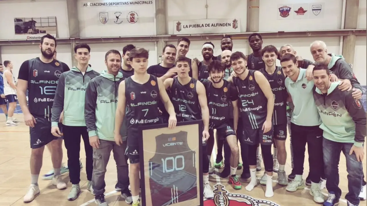 &Aacute;lex Vicente cumpli&oacute; los 100 partidos como jugador de Alfind&eacute;n CB. Foto: @alfindencb (Instagram)