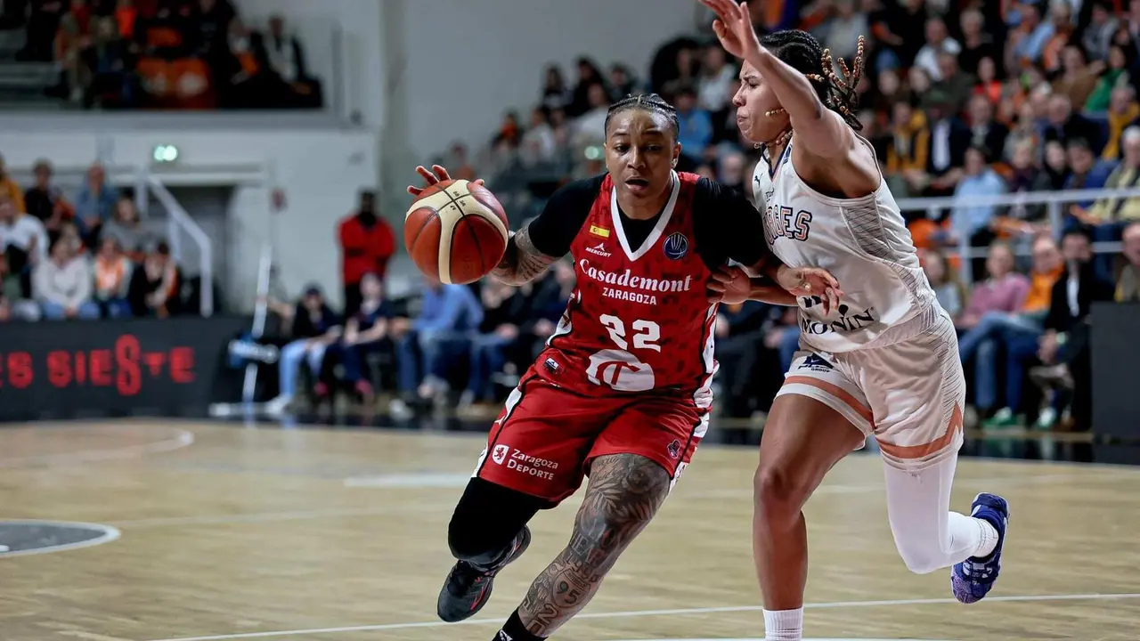 Atkinson, intentando penetrar a canasta ante la oposici&oacute;n de Tima Pouye. Fotograf&iacute;a: FIBA.