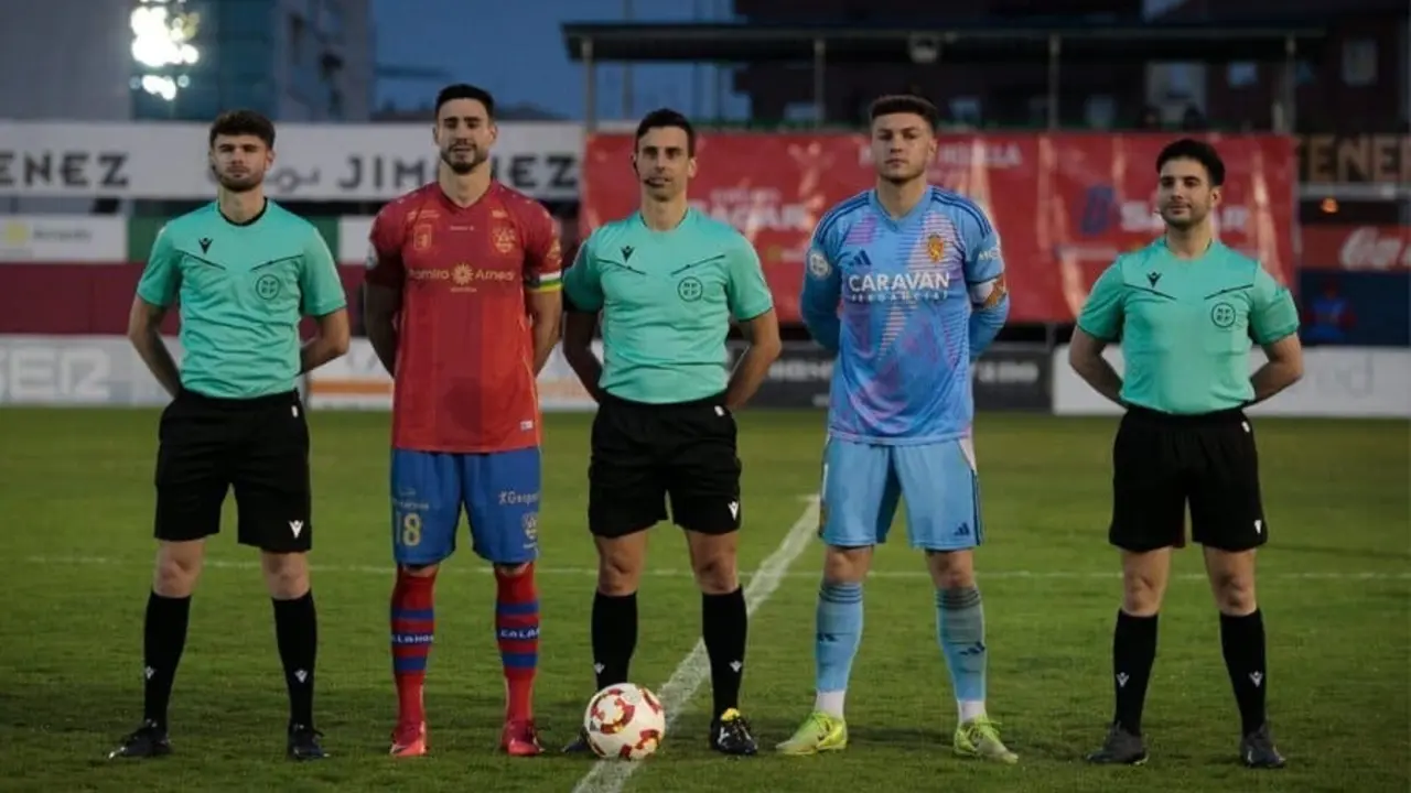 Imagen de los capitanes posando junto a los colegiados justo antes de comenzar el Calahorra (0-2) Deportivo Arag&oacute;n. Foto: X (CD Calahorra).