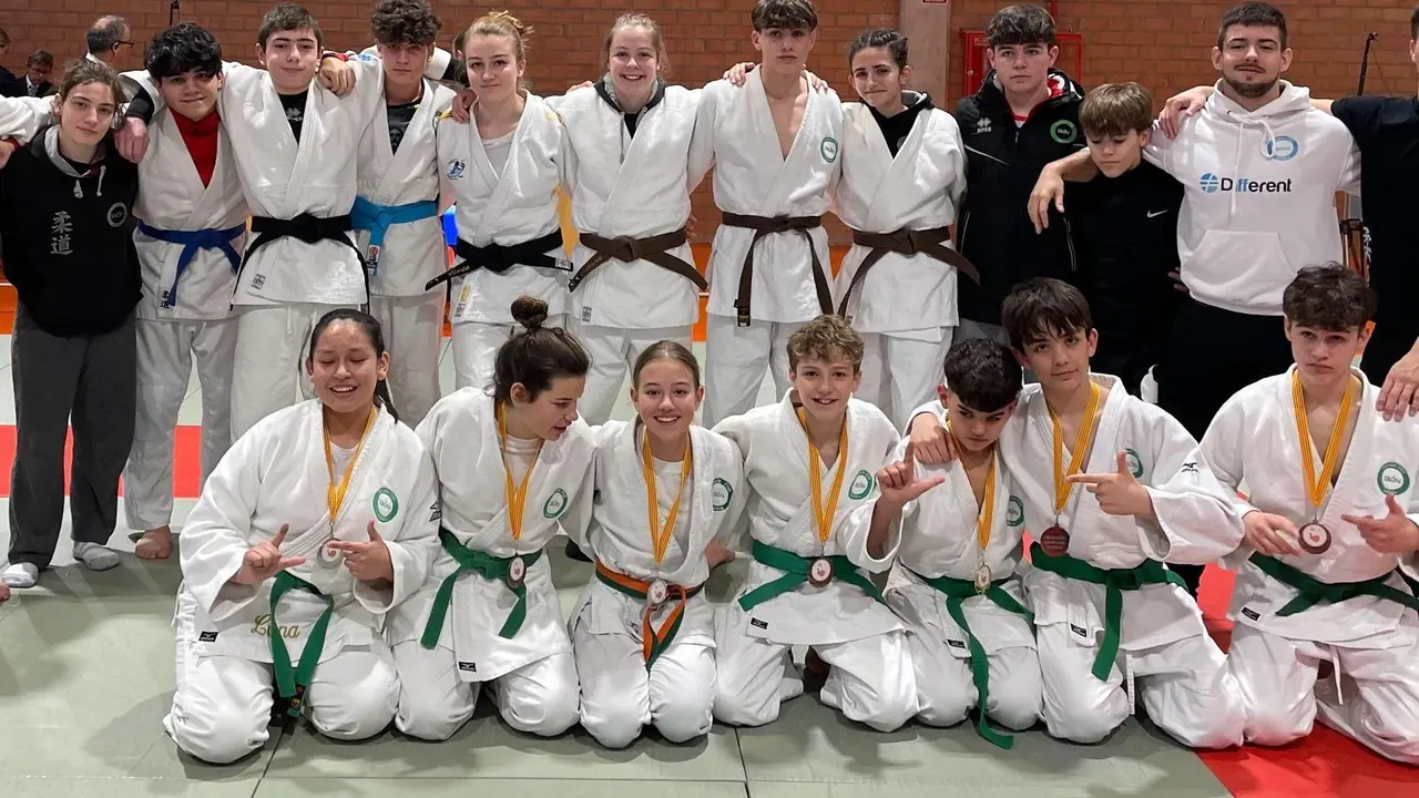 Foto de familia de los judokas de la Escuela Club Ib&oacute;n. Fotograf&iacute;a: Club Ib&oacute;n.