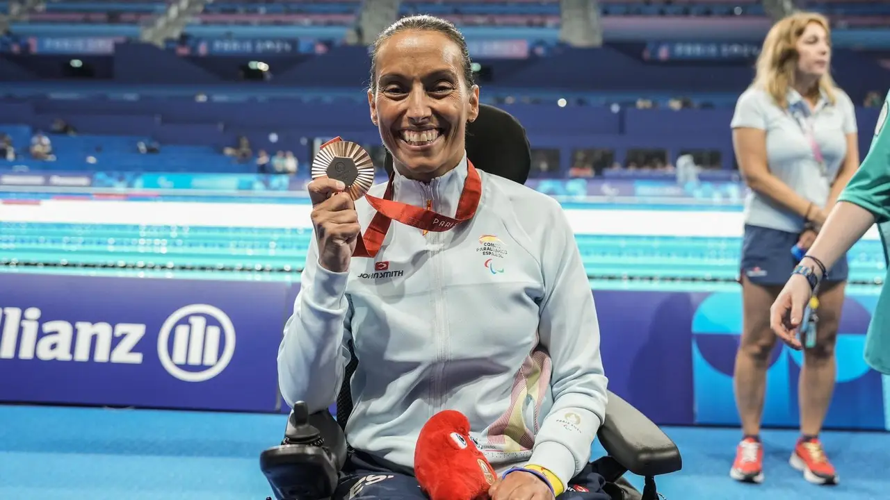 Teresa Perales tras colgarse la medalla de bronce de los 50 metros espalda S2 en los Juegos Paral&iacute;mpicos de Par&iacute;s 2024. Fotograf&iacute;a: Comit&eacute; Paral&iacute;mpico Espa&ntilde;ol.