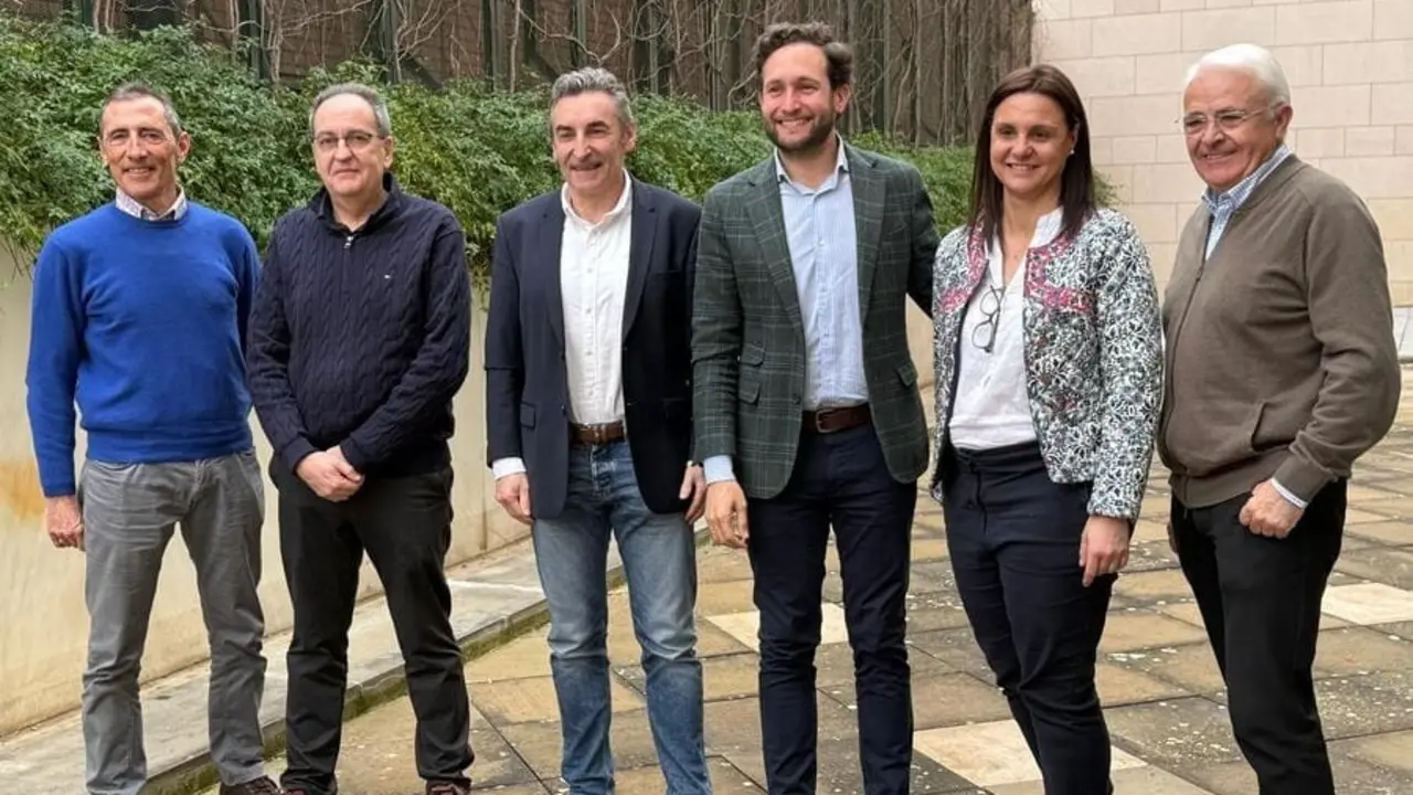 Isaac Claver y Jos&eacute; Cebollero junto al presidente del Club Ciclista Edelweiss, Fernando Escart&iacute;n, y otros miembros del club. Foto: DPH