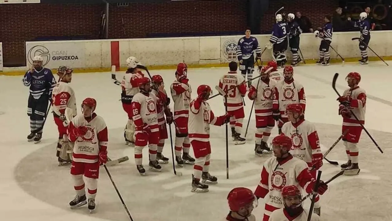 Los jugadores del Club Hielo Jaca celebran la victoria ante el Txuri Urdin. Foto: CHJ