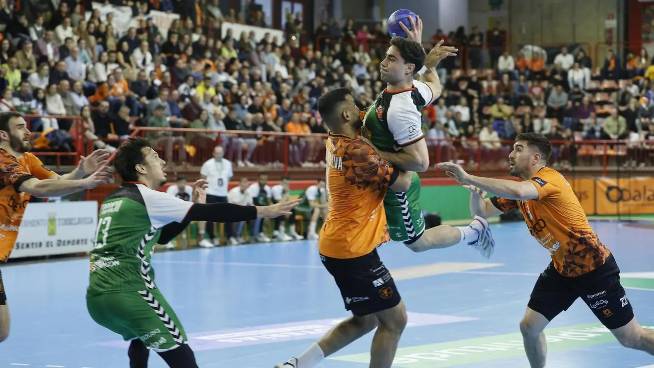 Ignacio Su&aacute;rez intenta sobrepasar a la defensa de Torrelavega en el partido disputado sobre la pista c&aacute;ntabra en la pasada temporada.  Foto: Luis Palomeque