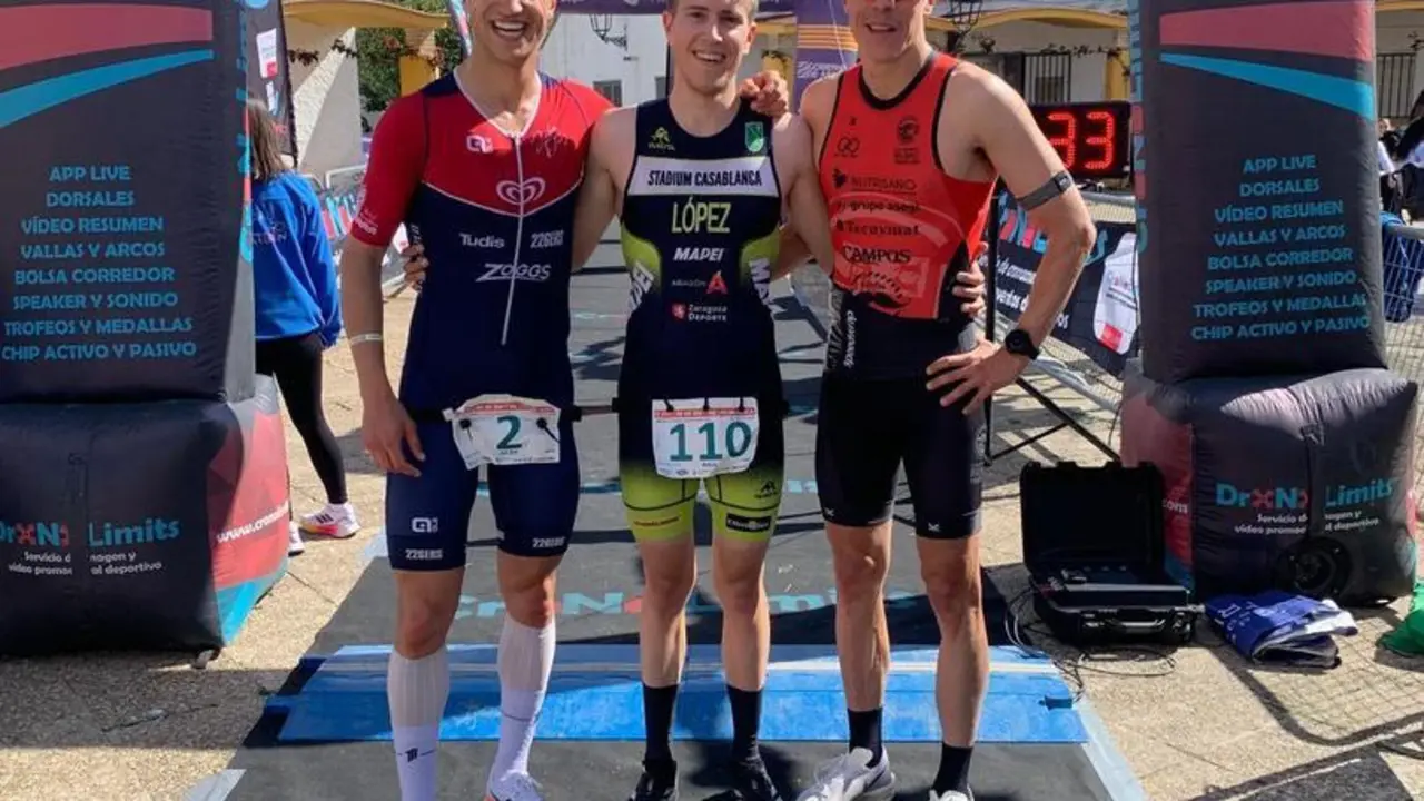 Podio absoluto masculino. Fotograf&iacute;a: Federaci&oacute;n Aragonesa de Triatl&oacute;n.