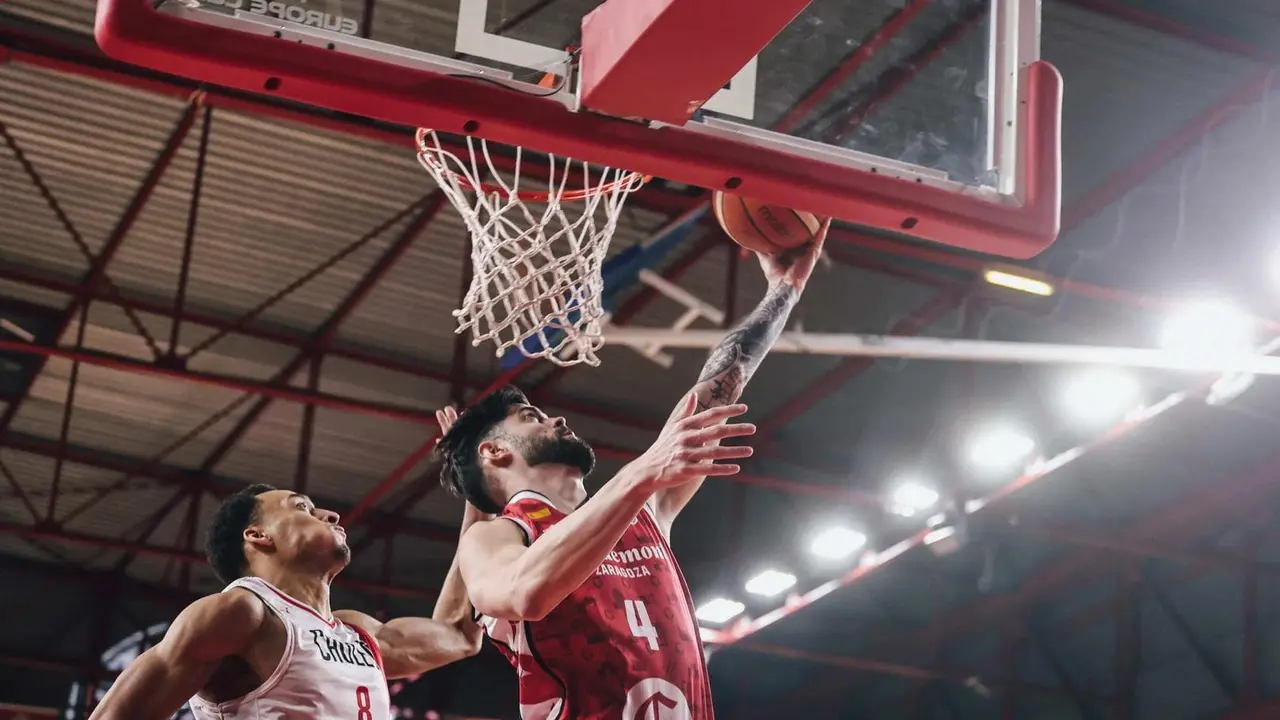 Yusta anota una canasta ante el Cholet. Fotograf&iacute;a: FIBA.