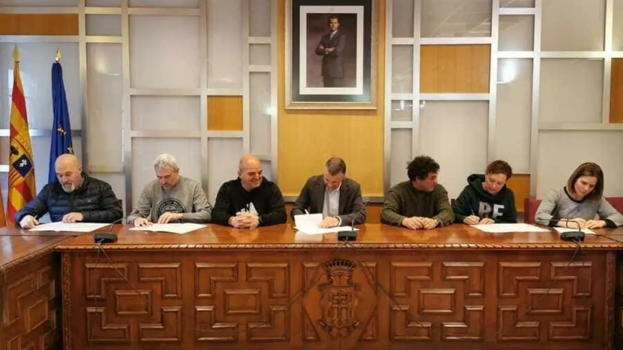 Firma del acuerdo entre clubes y Ayuntamiento de Jaca. Foto: Ayto. de Jaca