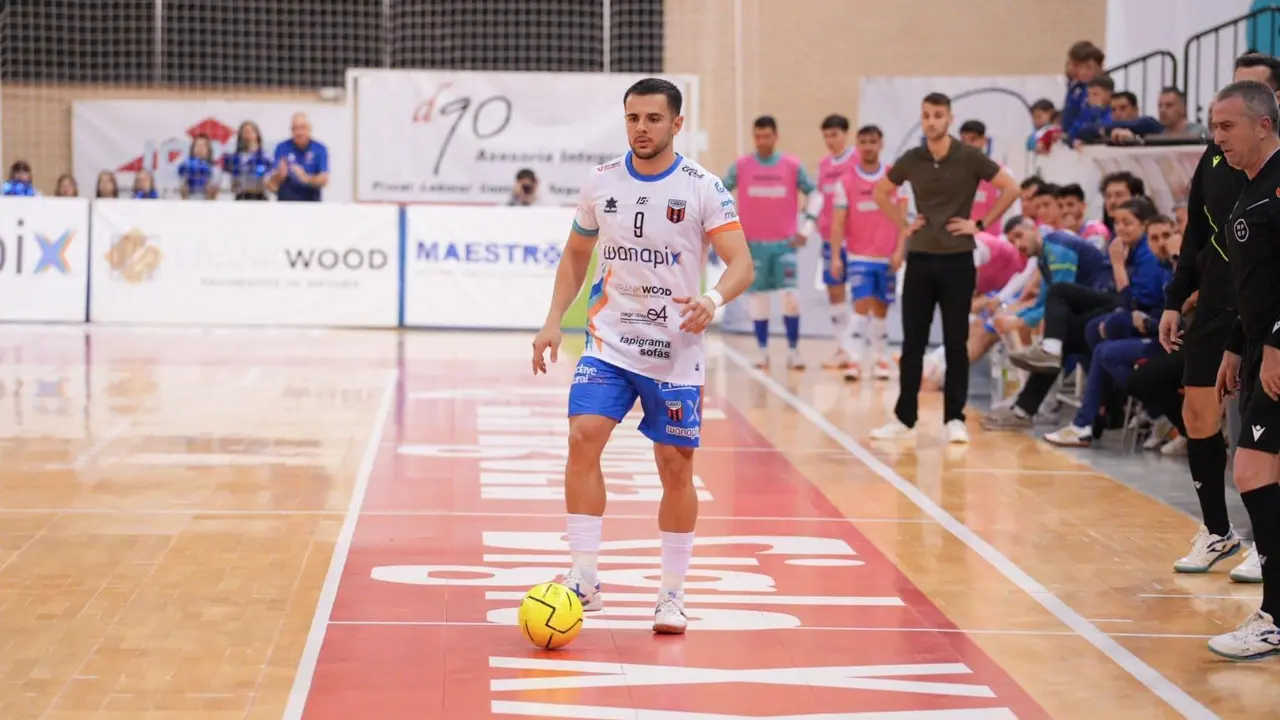 Adri&aacute;n Rivera, controlando un bal&oacute;n en el duelo ante el Tudelano. Fotograf&iacute;a: Alejandro Meavilla.