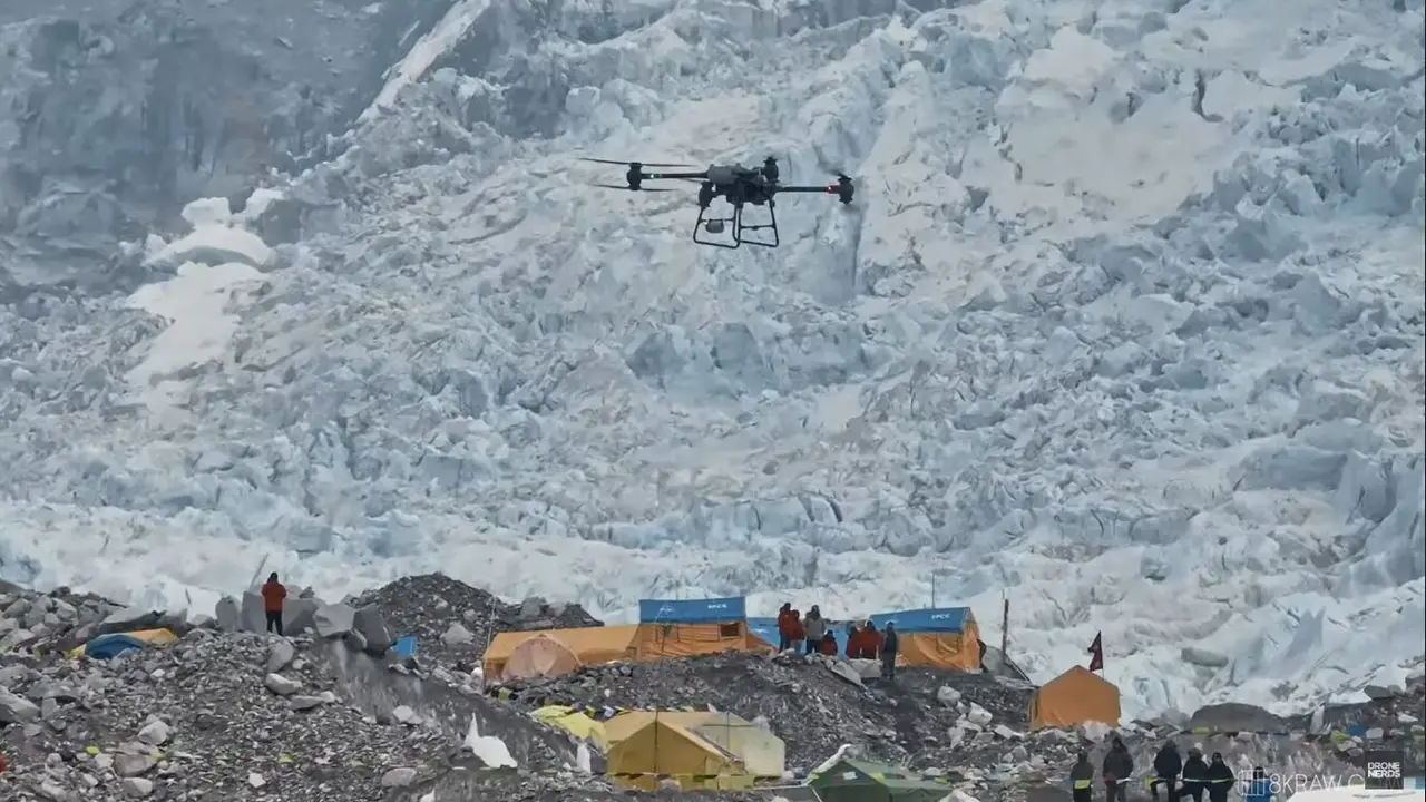 El dron de carga DJI Flycart 30 en el Everest la primavera pasada. Foto: DJI