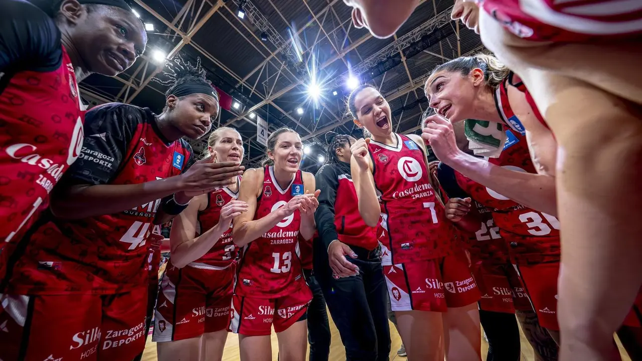 Corrillo de las jugadoras rojillas para celebrar el pase a semifinales. Fotograf&iacute;a: Federaci&oacute;n Espa&ntilde;ola de Baloncesto