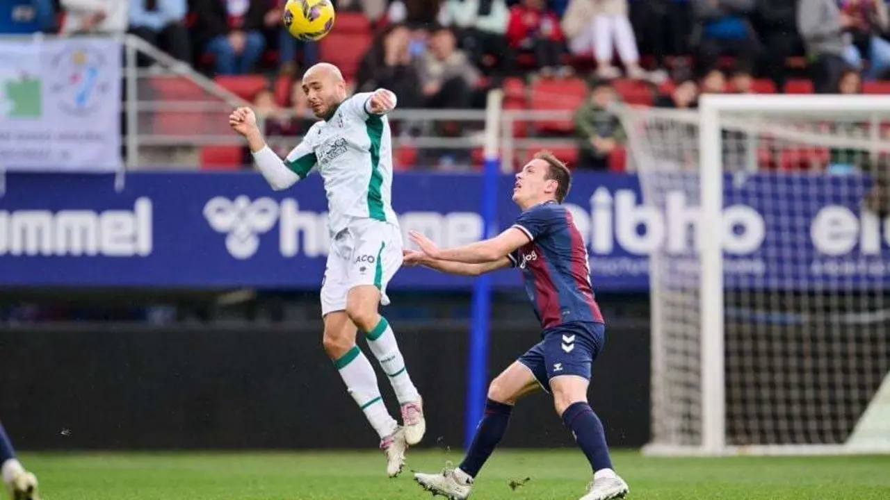 Blasco despeja un bal&oacute;n en el Huesca Eibar. | Foto: LaLiga