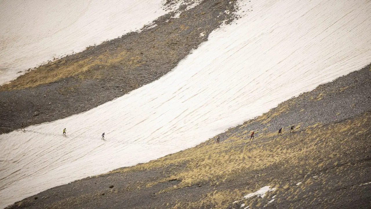 Corredores en una anterior edici&oacute;n del GMMB cruzan una lengua de nieve direcci&oacute;n a la meta. Foto: Cedida