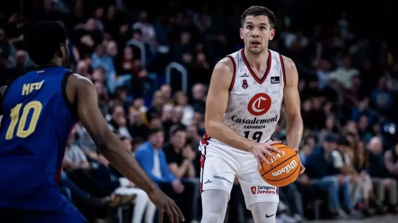 Sulejmanovic, presto para lanzar a canasta ante el Barcelona. Fotograf&iacute;a: ACB Photo.