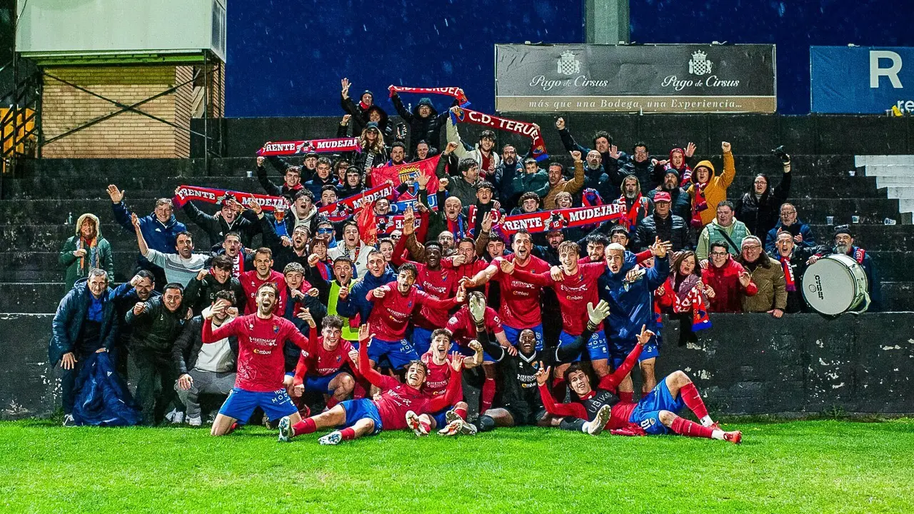 El Teruel celebrando con su afici&oacute;n el triunfo cosechado en Tudela. Fotograf&iacute;a: CD Teruel.